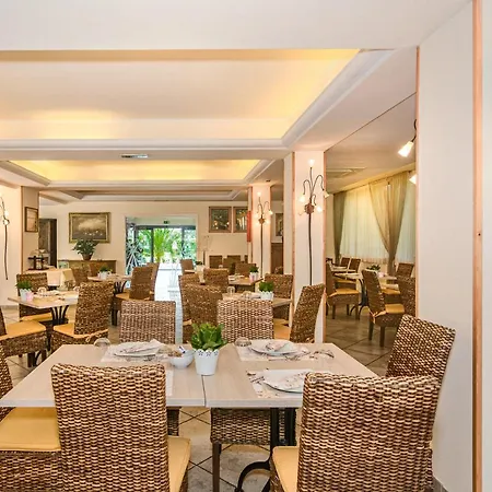 Nedy Hotel 3*